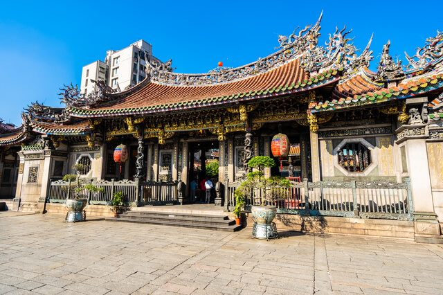 近年來成為外國旅客觀光熱門景點的國定古蹟—龍山寺